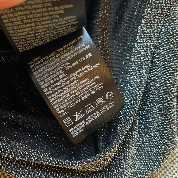 ✨ H&M Y2K Sparkly Crop Top ✨
Size: L 🤍 - Picture 11 of 13